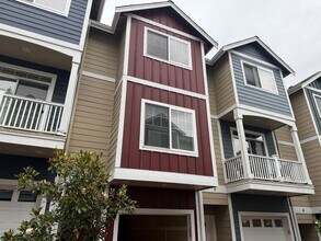 Building Photo - Beautiful 2 bed, 2.5 bath townhome located...