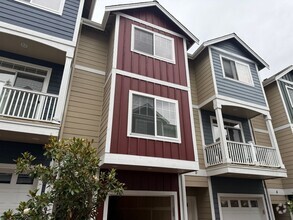 Building Photo - Beautiful 2 bed, 2.5 bath townhome located...
