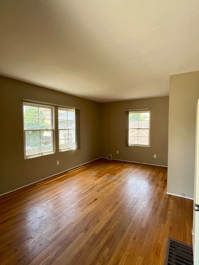 Primary Photo - Large 1 Bed/1 Bath Hillcrest
