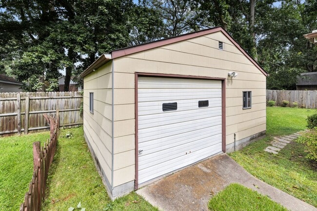 Building Photo - Welcome to your dream home in Norfolk!