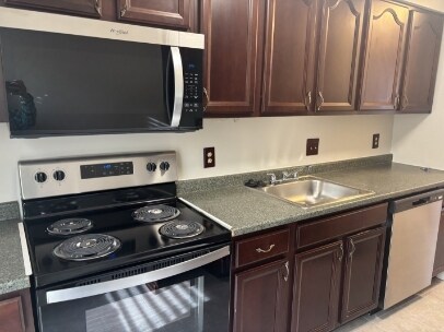 Building Photo - 64 Hawthorne Ct NE