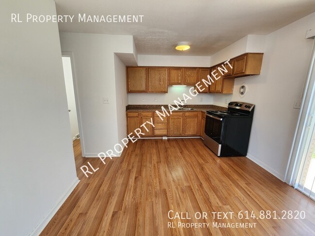 Building Photo - Spacious 3 bedroom 1.5 bathroom town home