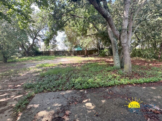 Building Photo - Open layout 3 Bedroom home in Navarre!