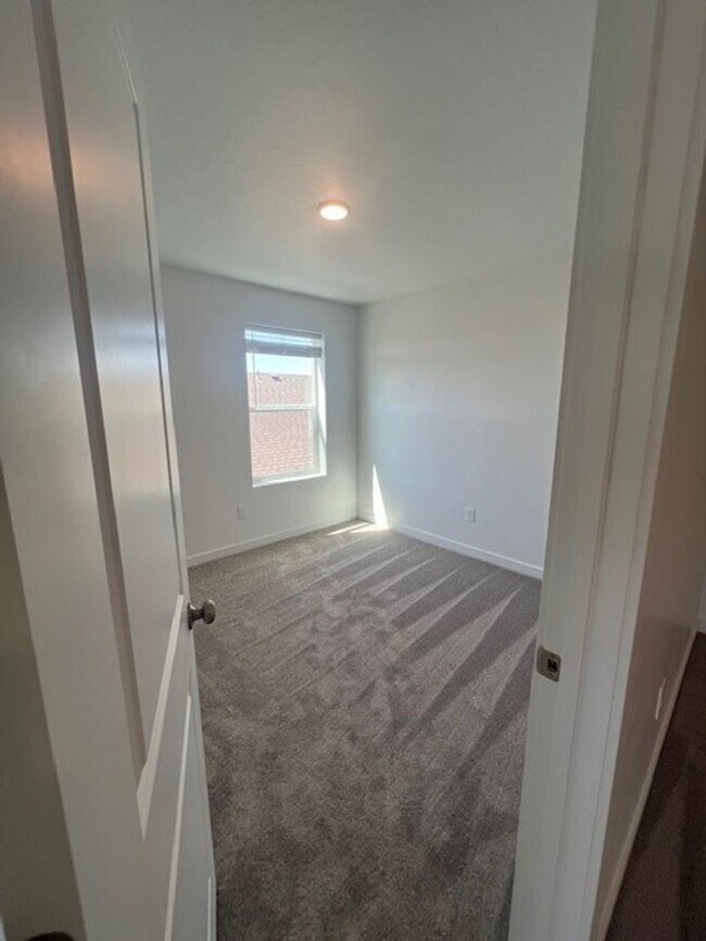 Building Photo - Newer 4 bed 2.5 bath home in Caldwell, just off Middleton Rd and Ward Rd.