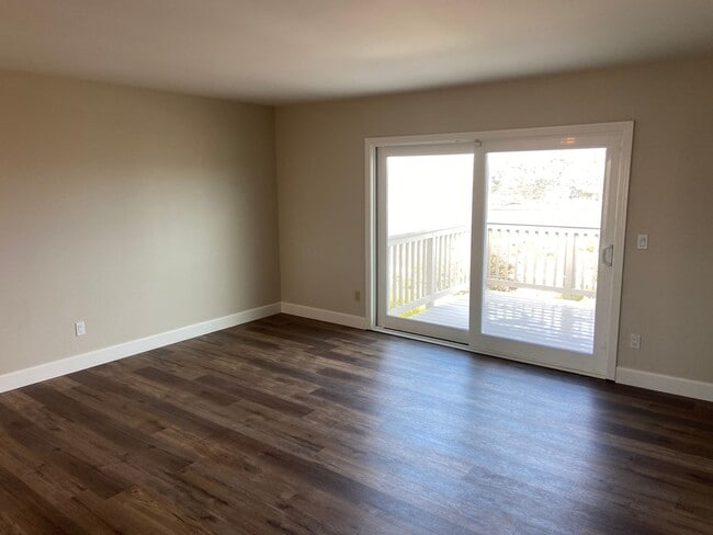 Building Photo - Updated 5 Bed, 3 Bath in Lomas Santa Fe Hi...