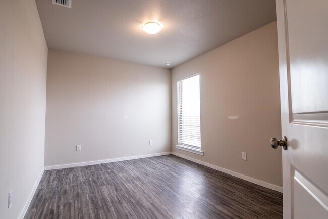 Building Photo - 2127 N Texas Ave