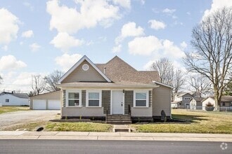 Building Photo - Remodeled 3 Bed 2 Full Bath Within Walking...