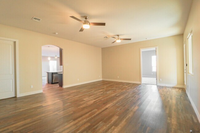 Building Photo - 14839 E 46th Dr