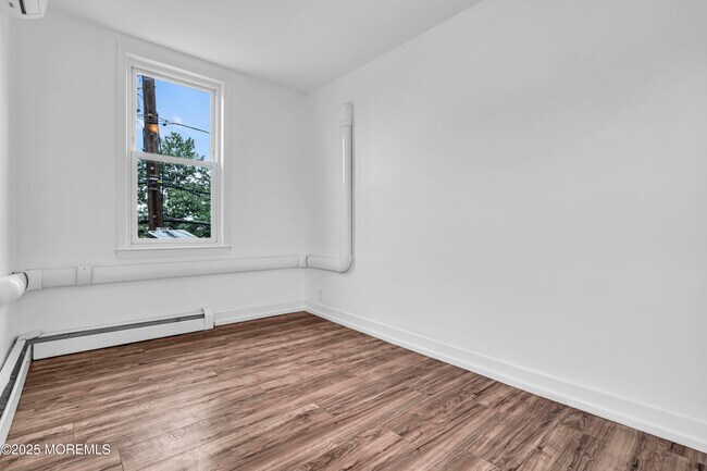 Building Photo - 3022 S Wood Ave