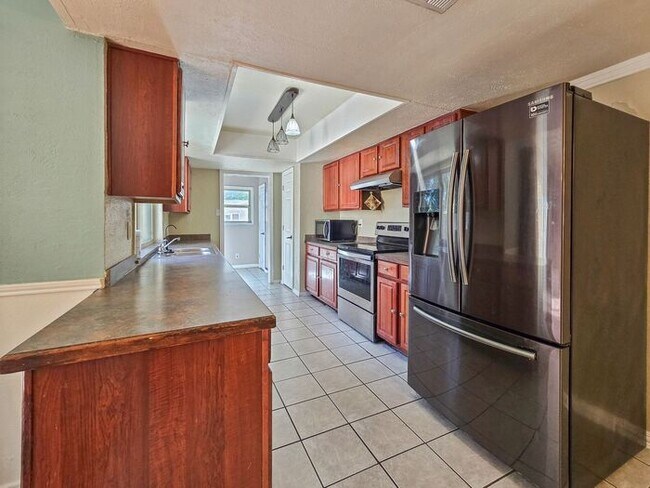 Building Photo - 4BR SFR • Fireplace • 2-Car Garage • Dallas 75249