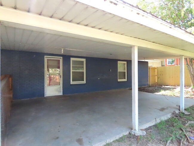 Building Photo - Lindale ISD, Spacious 3 Bedroom, 1 Bath House