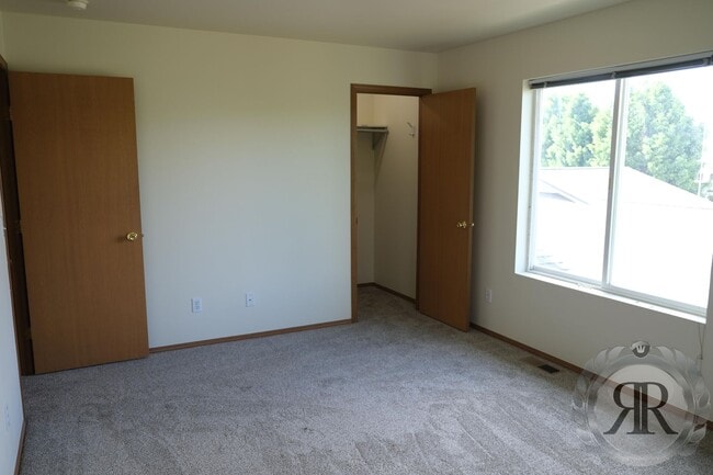 Building Photo - 2 Bedroom, 1 1/2 Bath Townhouse - Move In Ready!