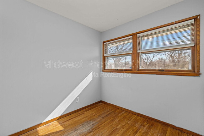 Building Photo - 405 Cameron Rd