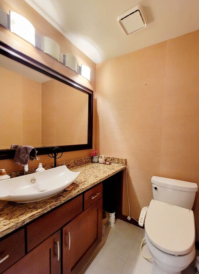 Building Photo - Stunning 4bd centrally located in desirable Ridgetop area