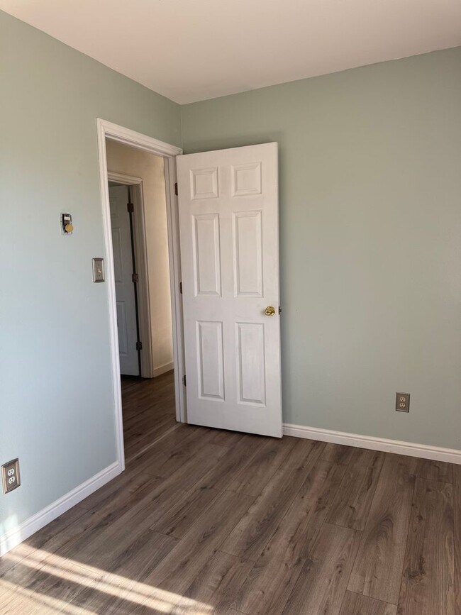 Building Photo - 660 Thistle Dr