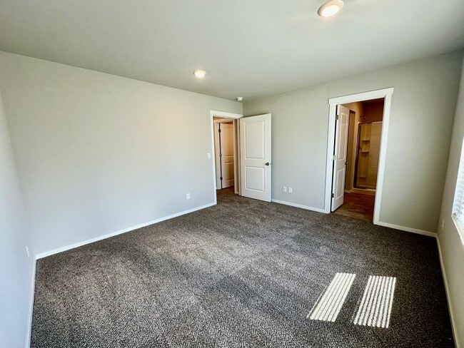 Building Photo - 4 Bedroom Home with Attached 2 Car Garage!