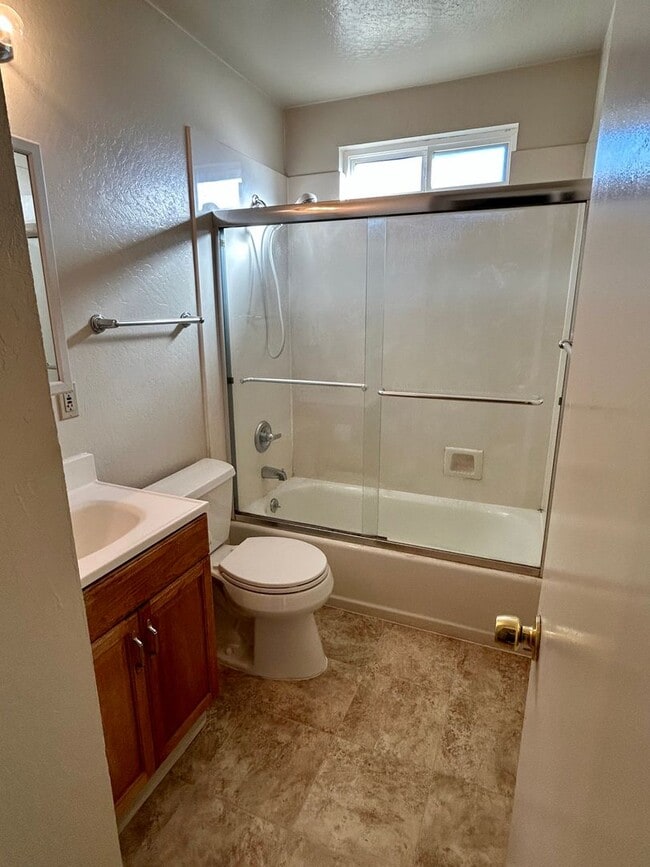 Building Photo - Very nice single family house in the Grimm...