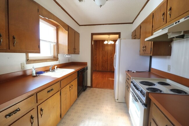 Building Photo - Large home close to Lyon