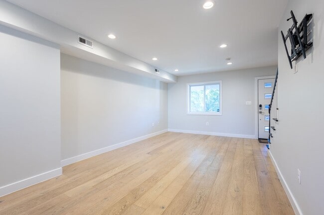 Building Photo - Beautiful 3 BR/3 BA Townhome in Brentwood!