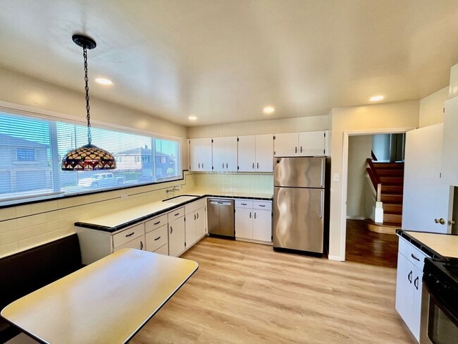 Building Photo - GORGEOUS, BEAUTIFULLY MAINTAINED 3 BED/2 B...