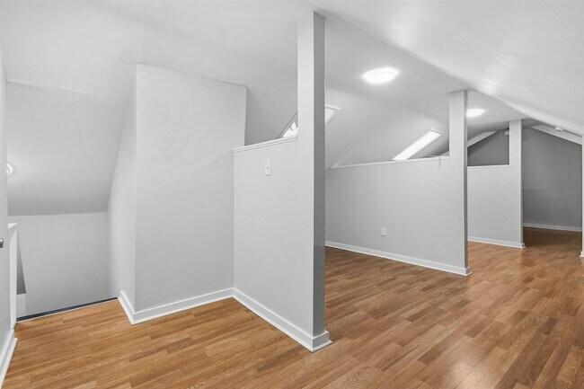 Building Photo - 871 University St