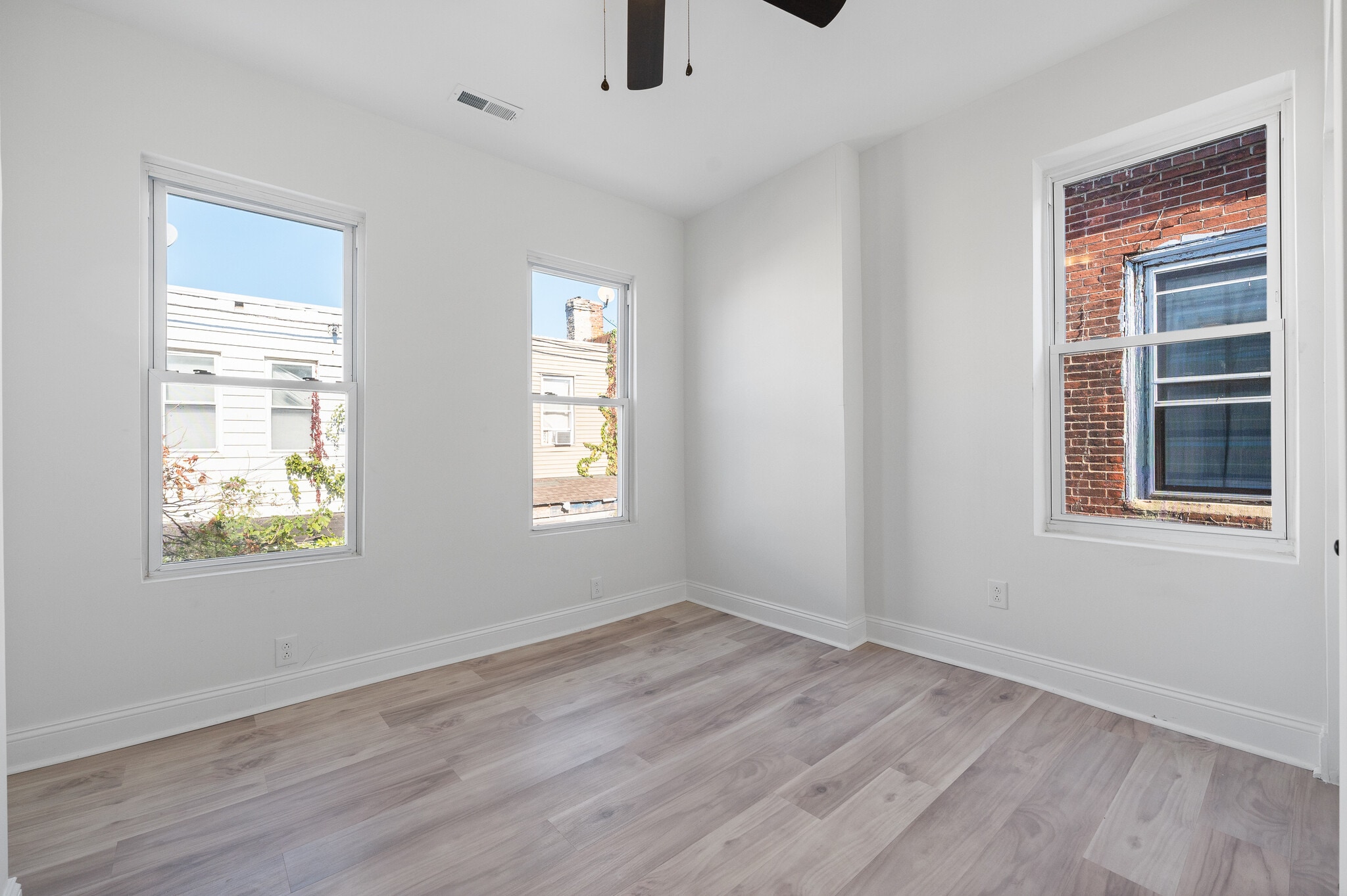 Building Photo - 5261 Larchwood Ave