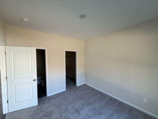 Building Photo - Three bedroom, 2.5 bath townhome in Whitsett