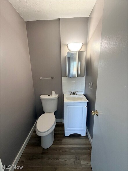 Building Photo - 9976 Darrow Rd