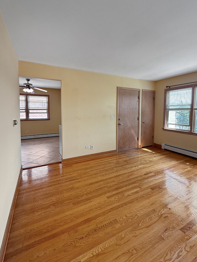 Building Photo - 8514 W Catalpa Ave