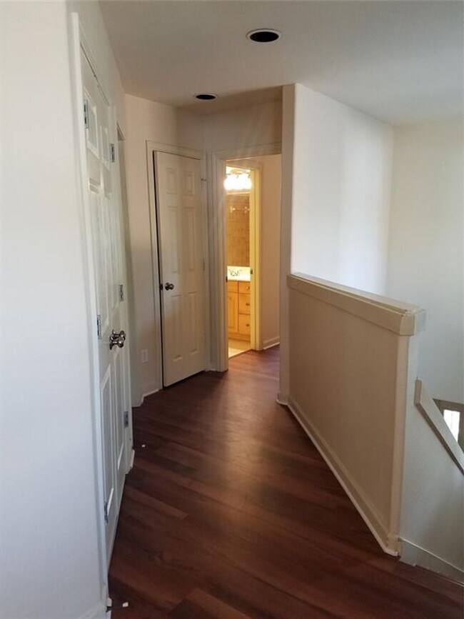 Building Photo - 4 bedroom 3 bath in the heart of North Campus