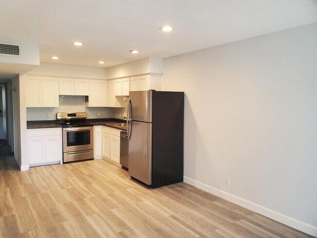 Building Photo - 1214 Hi Stirrup