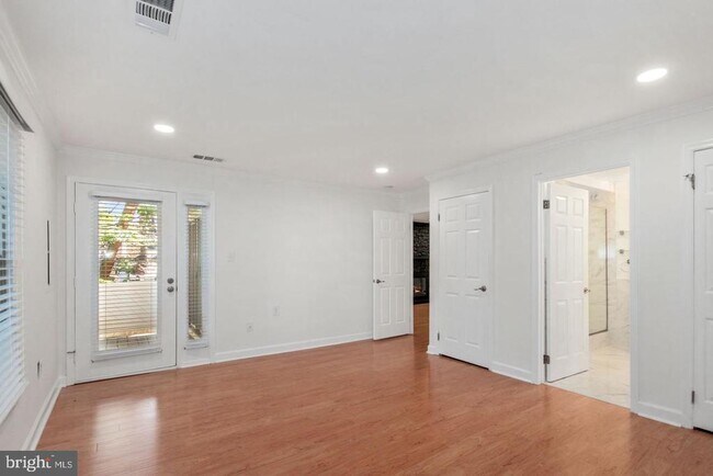 Building Photo - 5801 Linden Square Ct