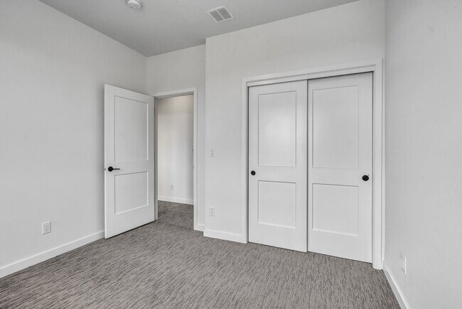 Building Photo - 5114 E Hope Ave