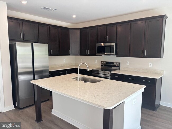 Building Photo - 372 Baker Dr