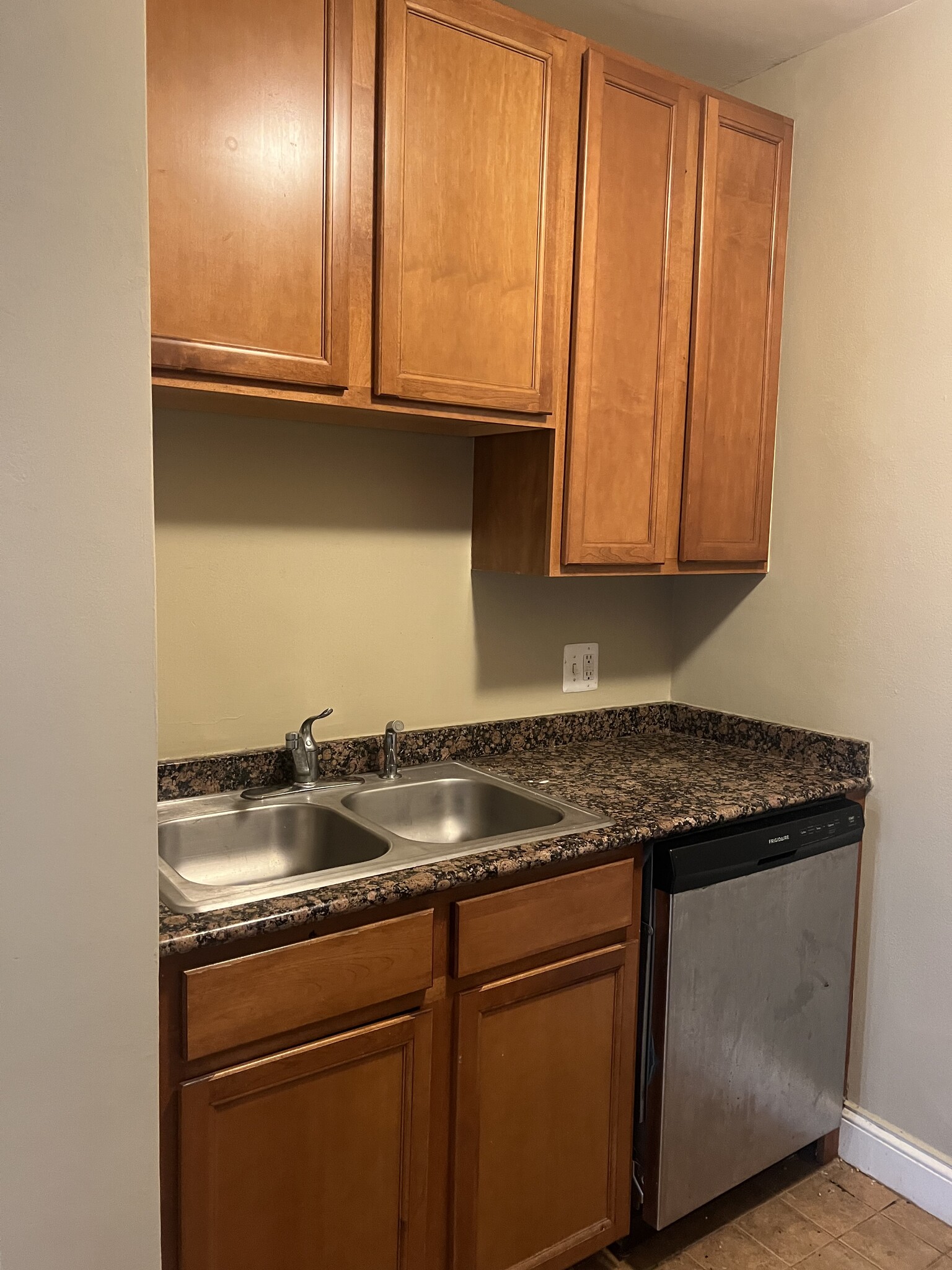 Building Photo - 15 E Kirby St