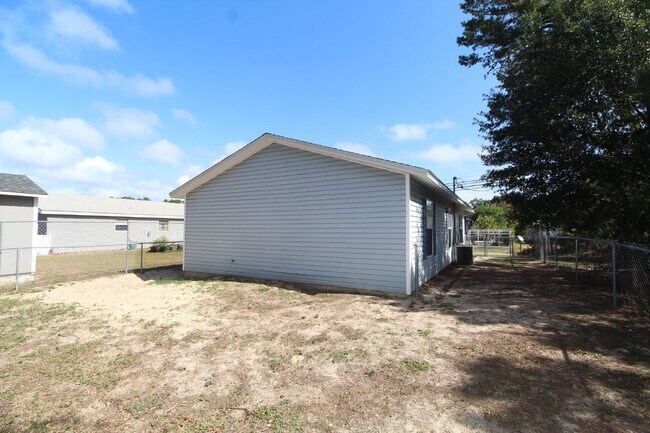 Building Photo - Gulf Breeze 3-Bedroom, 1-Bath Home Zoned for Top Schools with Quick Access to Pensacola and Pensa...