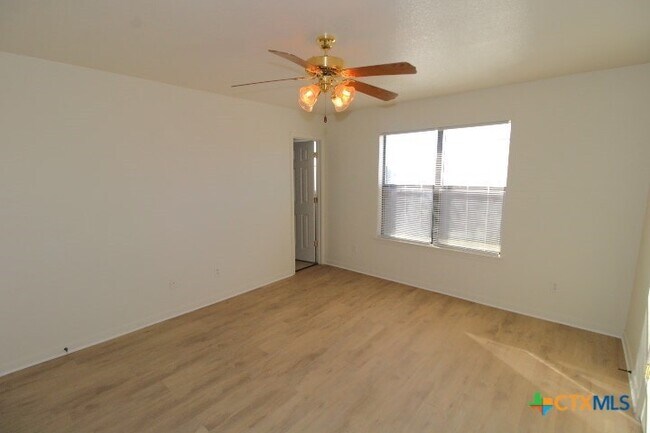 Building Photo - 305 Cedar Ridge Dr