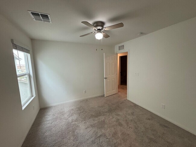 Building Photo - Beautiful 5-Bedroom, 4.5-Bath Home with St...