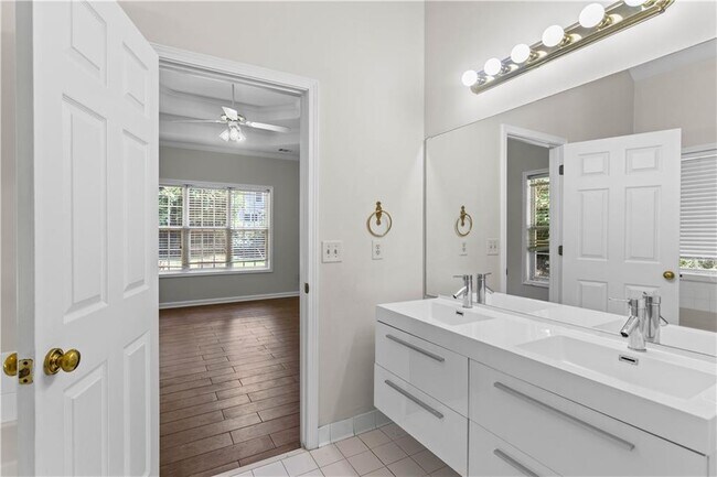 Building Photo - 965 Dogwood Park Dr