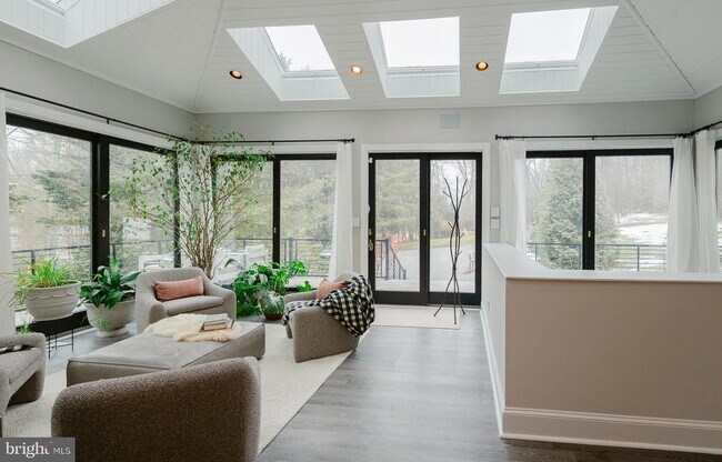 Building Photo - 15841 York Rd