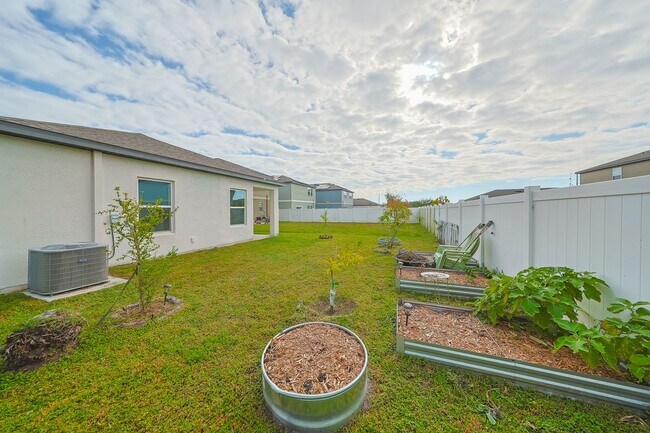 Building Photo - Beautiful Home 3/2/2 Home