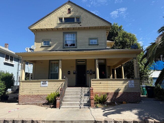 Building Photo - 327 E Acacia St