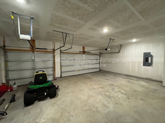 Building Photo - 7982 Silver Maple Dr