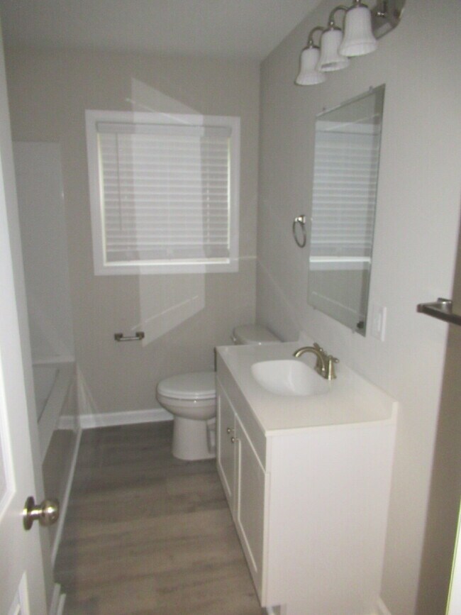 Building Photo - Newly Renovated Brick Duplexes in Lincolnt...