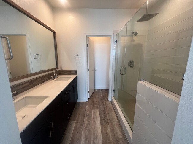 Building Photo - Completely upgraded large townhome with solar!!