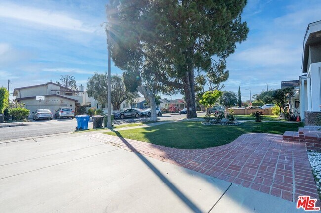 Building Photo - 2522 Armacost Ave