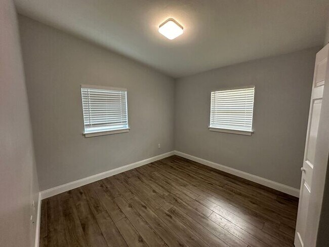 Building Photo - Beautiful 3 bedroom, 2 bath home located i...