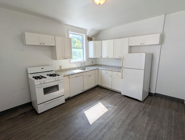 Building Photo - 3 Bedroom 1 Bathroom Single Family Home wi...