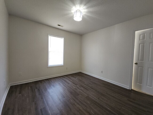 Building Photo - 205 Ashcroft Dr