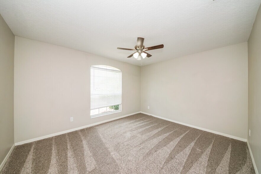 Building Photo - 6010 33rd Dr E